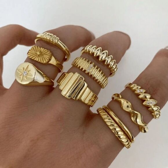 Free People Jewelry - Elegant Gold Ring Set A1375